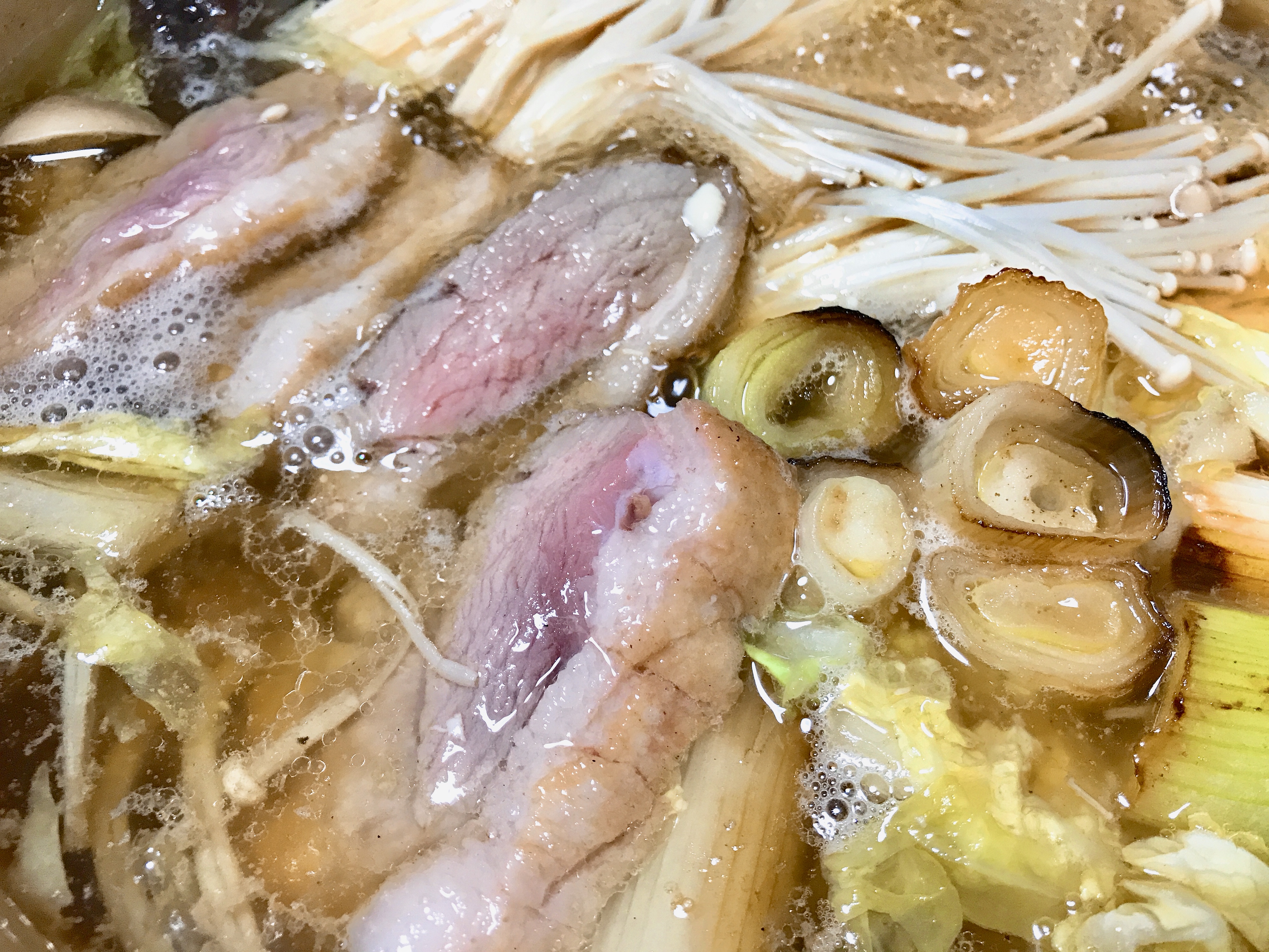 高コスパの鴨鍋のお取り寄せはグルメソムリエの「鴨なべ三昧」の鍋セットで。1kg超えの鴨肉で家族4人で満腹感を味わえた。 | まごころ365