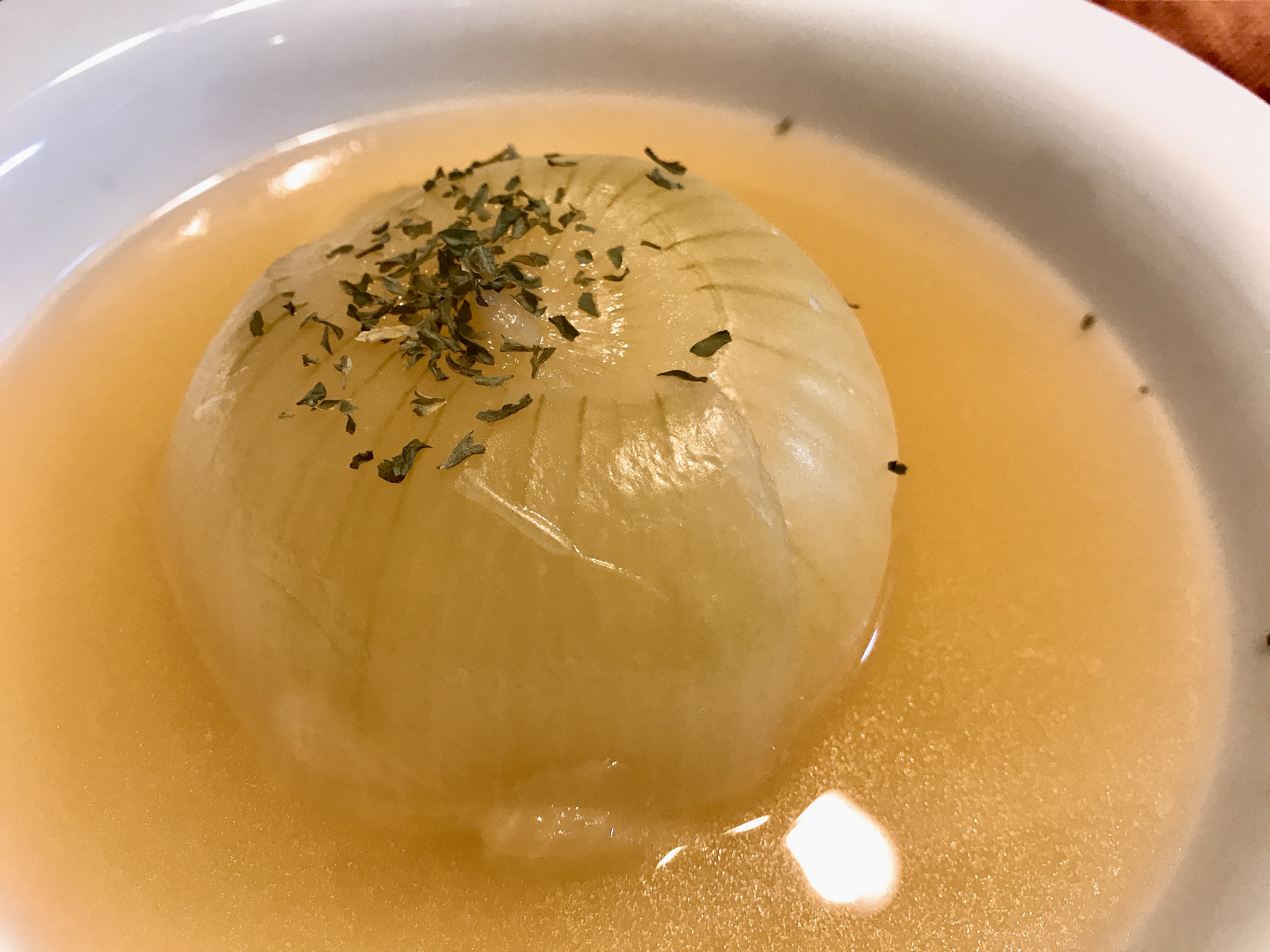 シャトルシェフ の低温調理で作る 丸ごと玉ねぎのオニオンスープのレシピ お箸で切れるトロトロ食感を楽しめる まごころ365