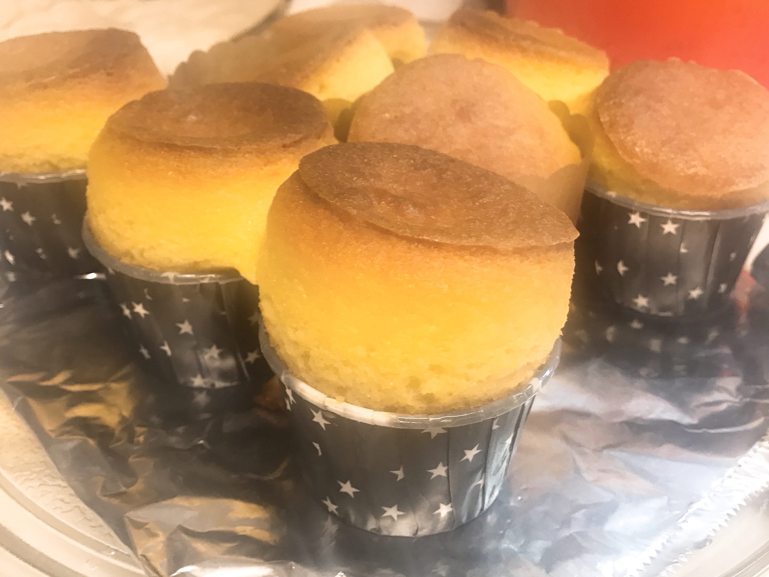 成城石井「desica（デシカ）」のマフィンミックスで作るカップケーキは、たった3つの材料でスポンジ級。クリーム塗ってデコレーションしたくなるふんわり感。  | まごころ365