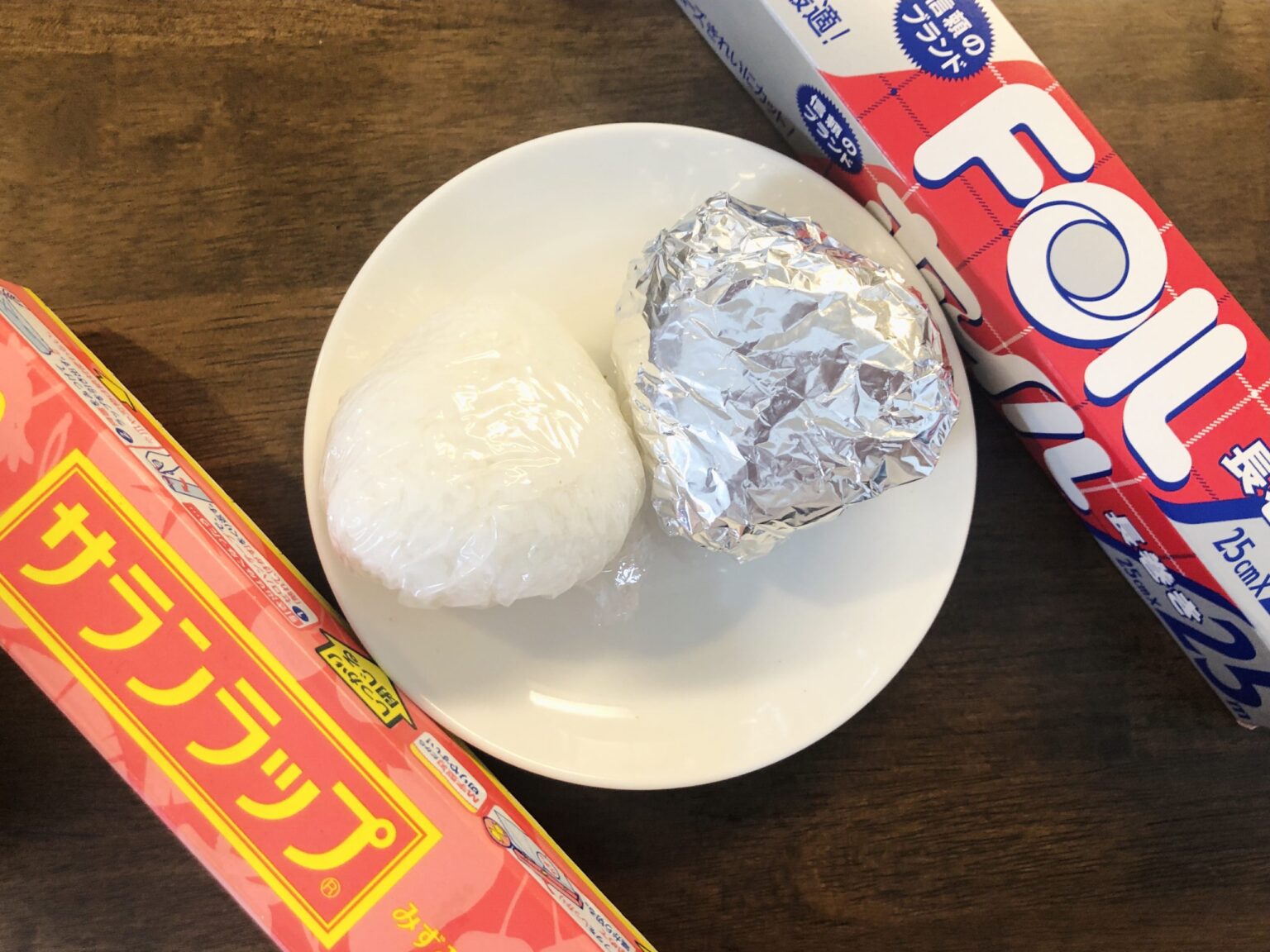 おにぎりの包み方論争！ラップとアルミホイルどっちがいい？食べ比べてみた結果シックリきた方法はこれだ！ まごころ365